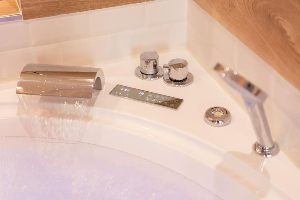 Suite Love Jacuzzi Montévrain Dış mekan fotoğraf