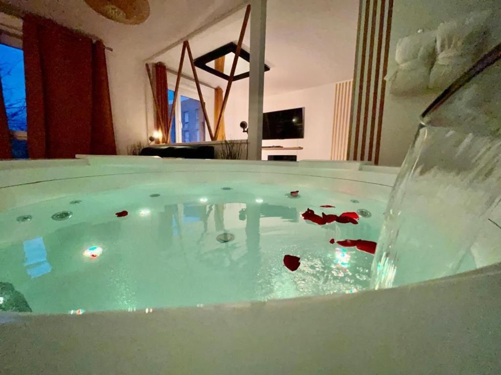 Suite Love Jacuzzi Montévrain Dış mekan fotoğraf